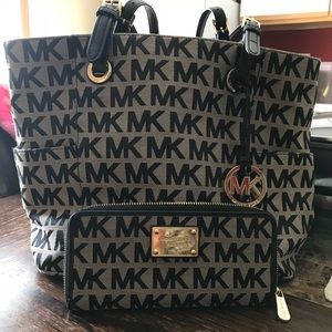 Hold!Michael Kors Tote set